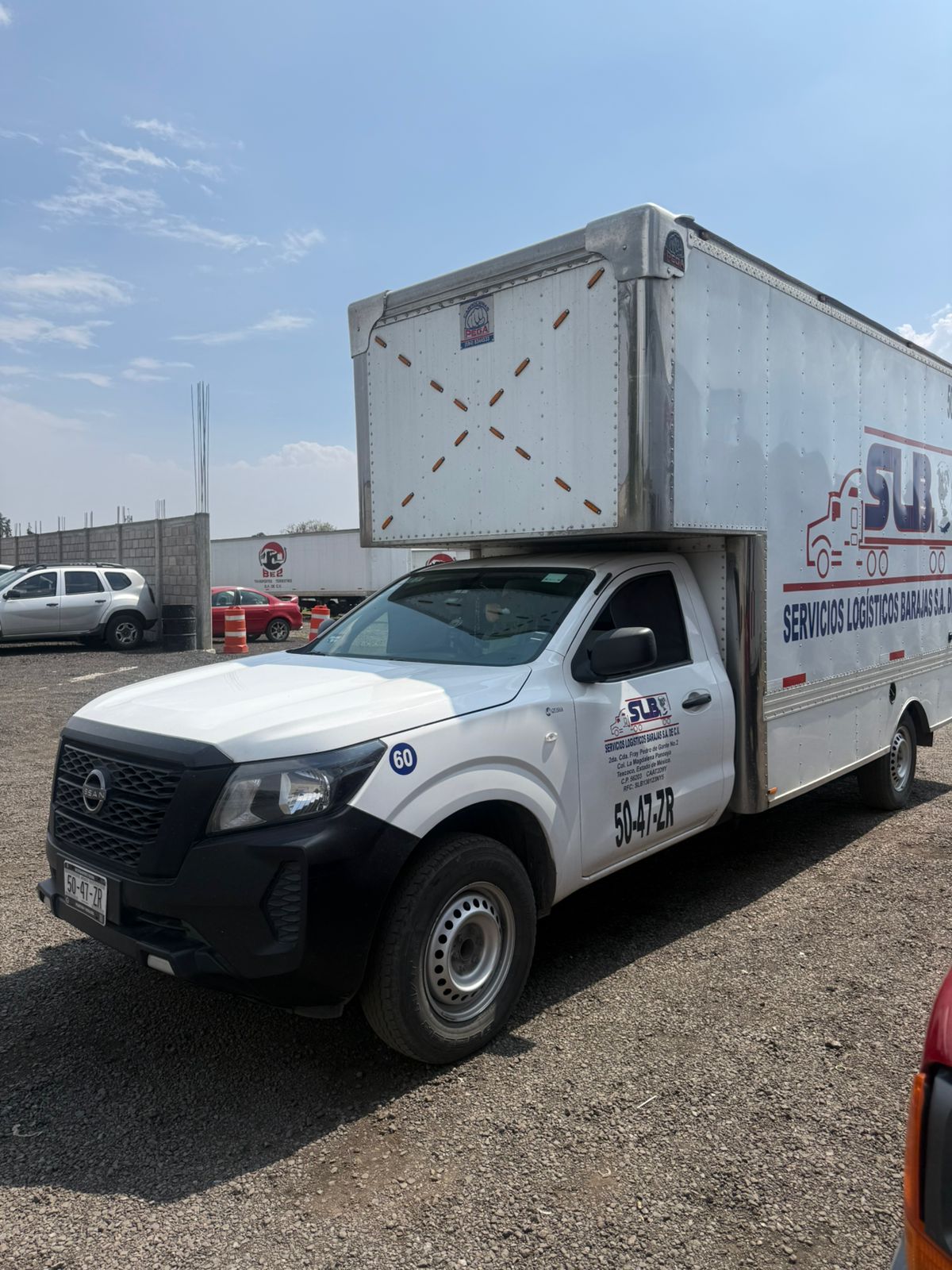Caja seca de tráiler de Grupo Barajas cargando mercancía para ruta nacional